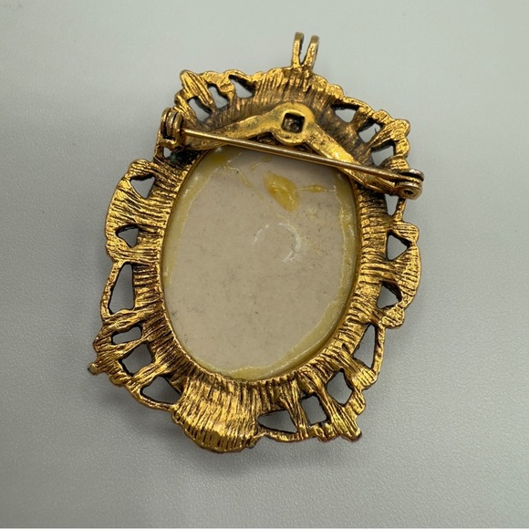 Handpainted Floral Victorian Style Gold tone Vintage Ceramic Pendant / Brooch - Picture 8 of 14